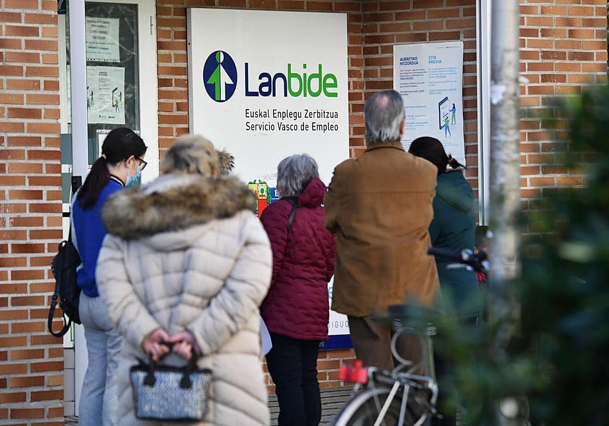 La victoria judicial de una bilbaína a la que Lanbide reclamaba 11.000 euros de la RGI por no estar empadronada