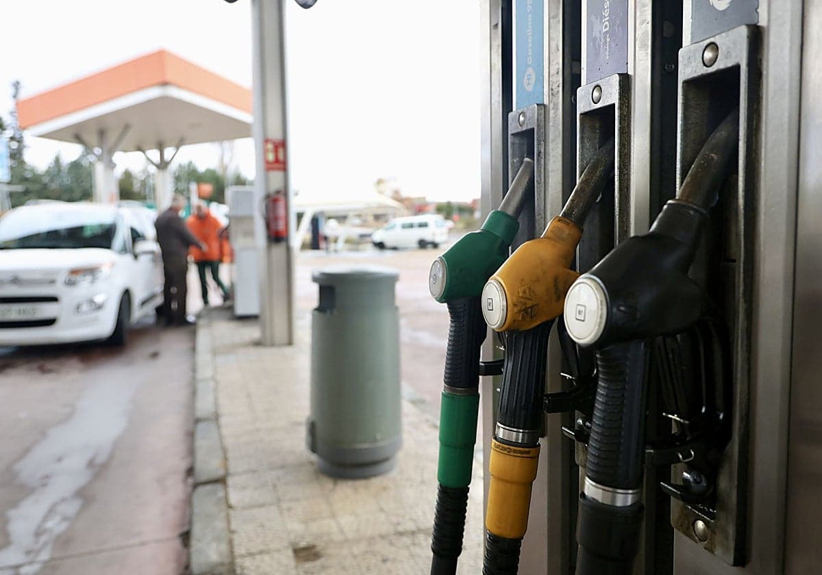 La gasolina baja once céntimos y el diésel se mantiene igual tras la entrada en vigor del escudo anticrisis