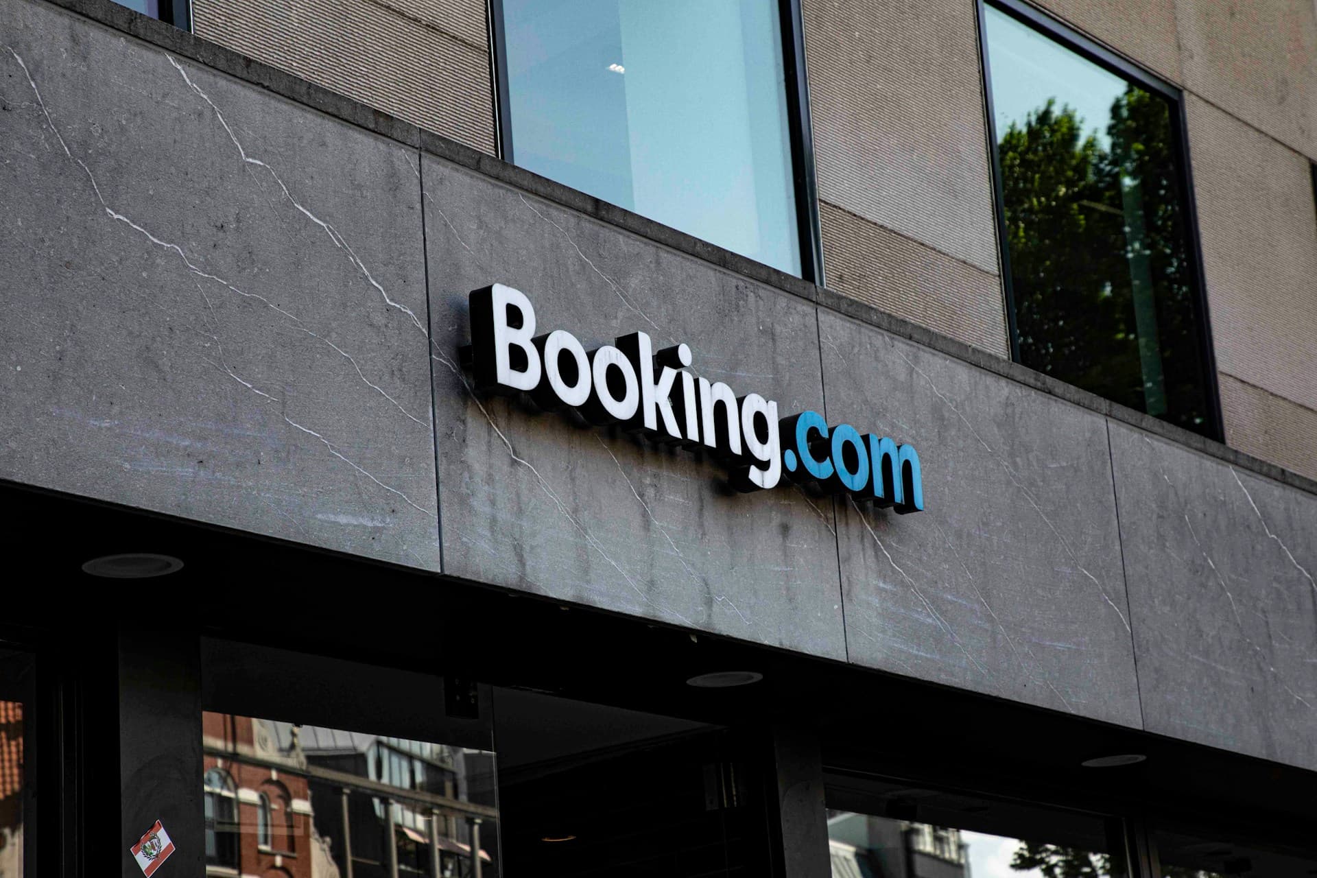 Investigación de la UE sobre Booking: phishing, estafas y violación del DSA entre las acusaciones