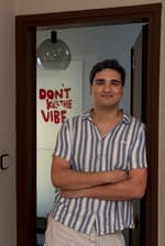 La misión imposible de alquilar una habitación en Barcelona por menos de 550 euros: "Gano mil euros como camarero y la mitad se me va en pagar una cama, no puedo ahorrar"