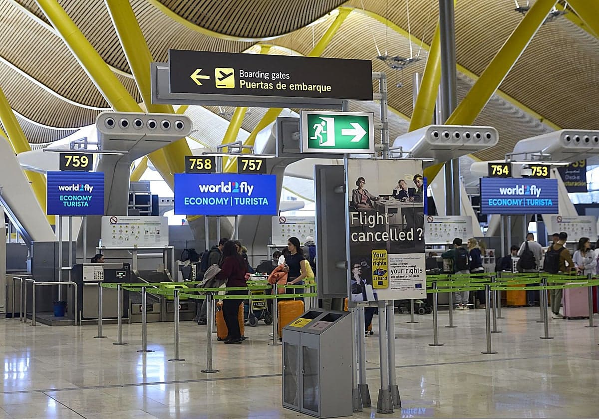 Los aeropuertos españoles baten récord en julio con 34,4 millones de pasajeros pero frena el crecimiento