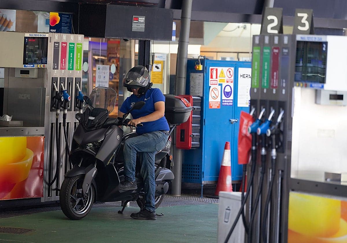 El precio de los carburantes no da tregua y el diésel se dispara un 21% desde junio