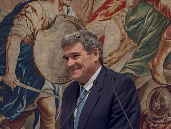 El gobernador inaugura la exposición sobre arte textil en la Colección Banco de España
