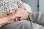 La Seguridad Social lo confirma: los hijos mayores de 45 años que cuidaron de sus padres pueden cobrar una pensión vitalicia