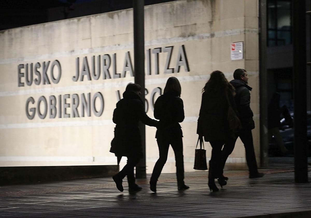 El Gobierno vasco aprueba un plan que permitirá adelantar la jubilación a 7.000 funcionarios