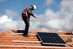 El 'pinchazo' fotovoltaico se cobra 12.000 empleos en un año