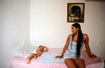 Ni el sueldo alcanza ni las ayudas llegan: la crisis residencial de las familias monomarentales