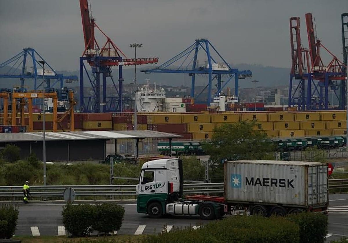 Los productos energéticos y los bienes de equipo disparan el déficit comercial un 30% hasta junio
