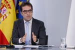 Bruselas recuerda a España que tiene dos meses para meter un impuesto al diésel o perderá casi 500 millones de los fondos europeos
