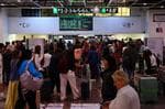 Los viajeros se resignan al tren en Sants mientras se alargan las incidencias y se 'dispara' el precio del puente aéreo