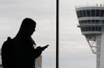 Cancelaciones y retrasos en miles de vuelos de los principales aeropuertos de EEUU tras el corte accidental de un cable por parte de unos trabajadores de obra