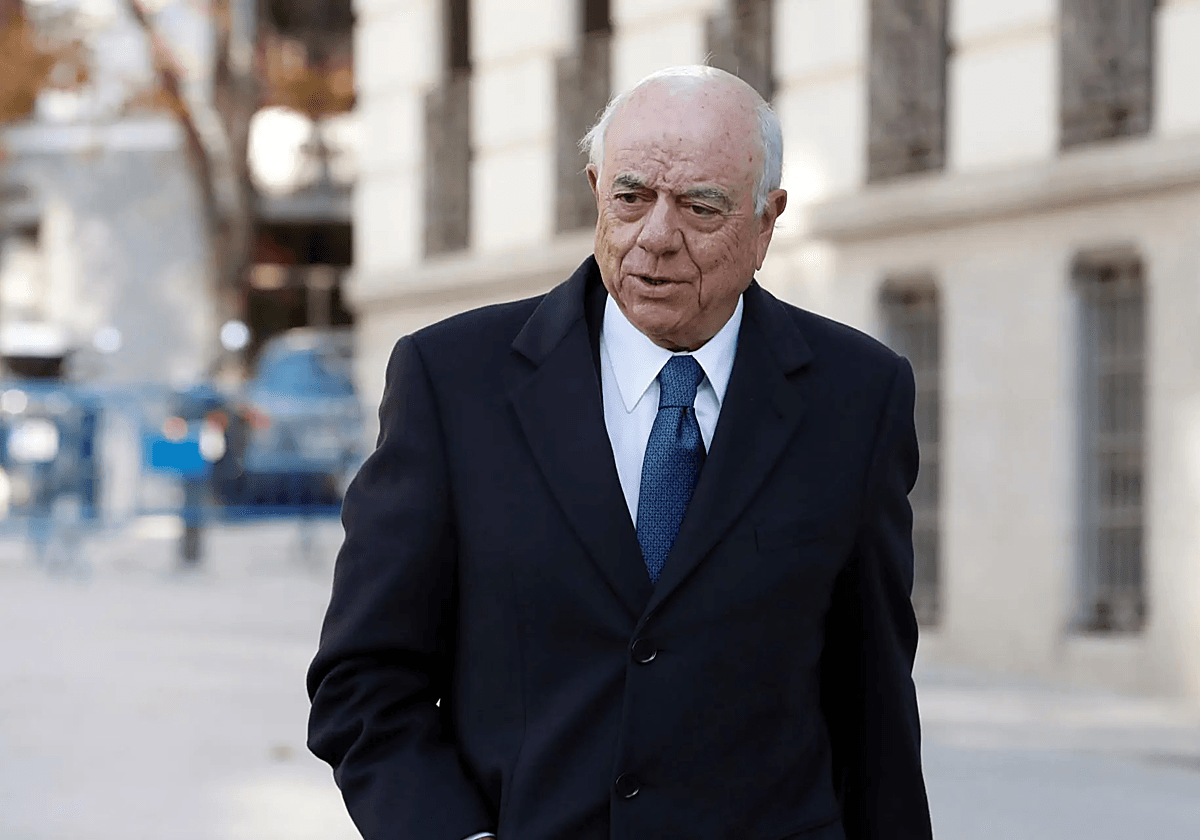 El juez sienta en el banquillo al BBVA, a su expresidente Francisco González y otras 14 personas por los encargos a Villarejo