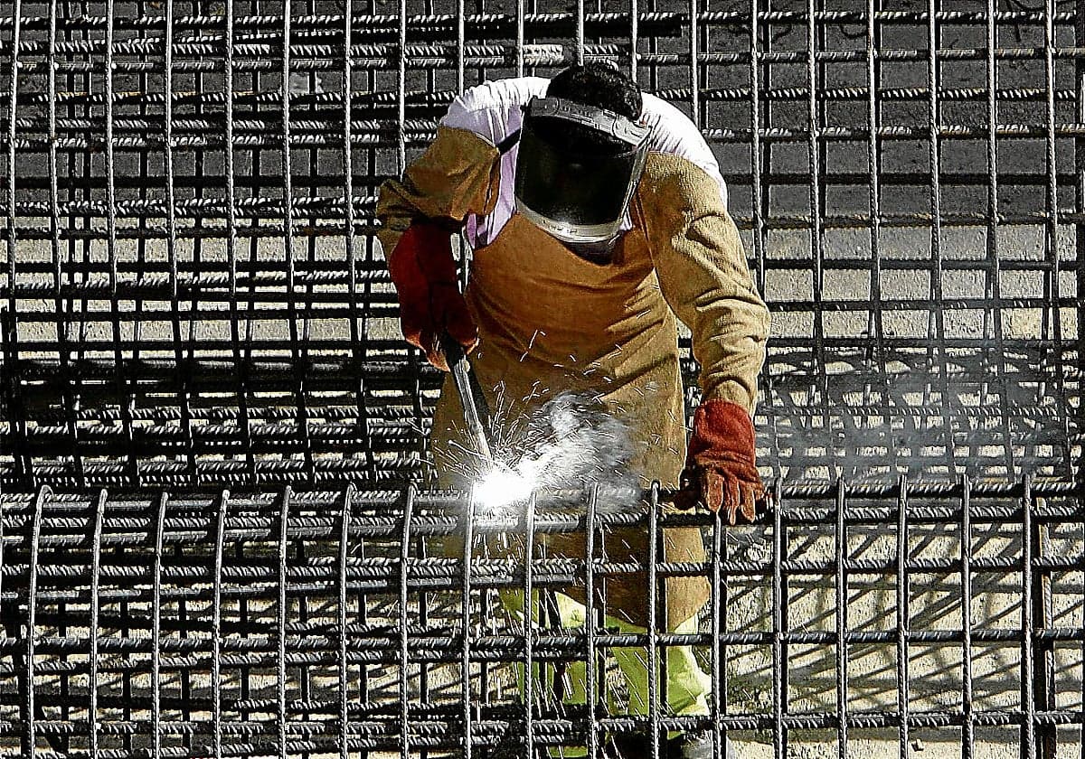 La mitad de los trabajadores que hacen horas extra en Euskadi no cobran por ellas
