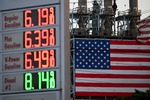 El fuerte aumento de los precios de los combustibles en EEUU lleva a Trump a abrir el acceso al diésel rojo libre de impuestos