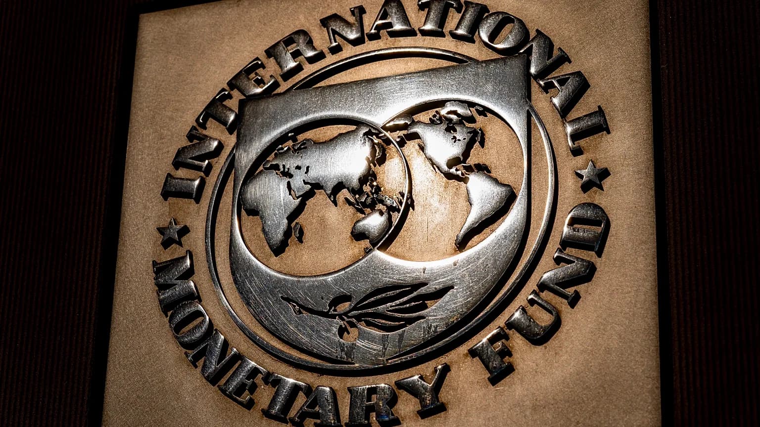 FMI: La economía global resiste a las crisis, pero su estabilidad está en riesgo. Mejoran las previsiones del PIB italiano