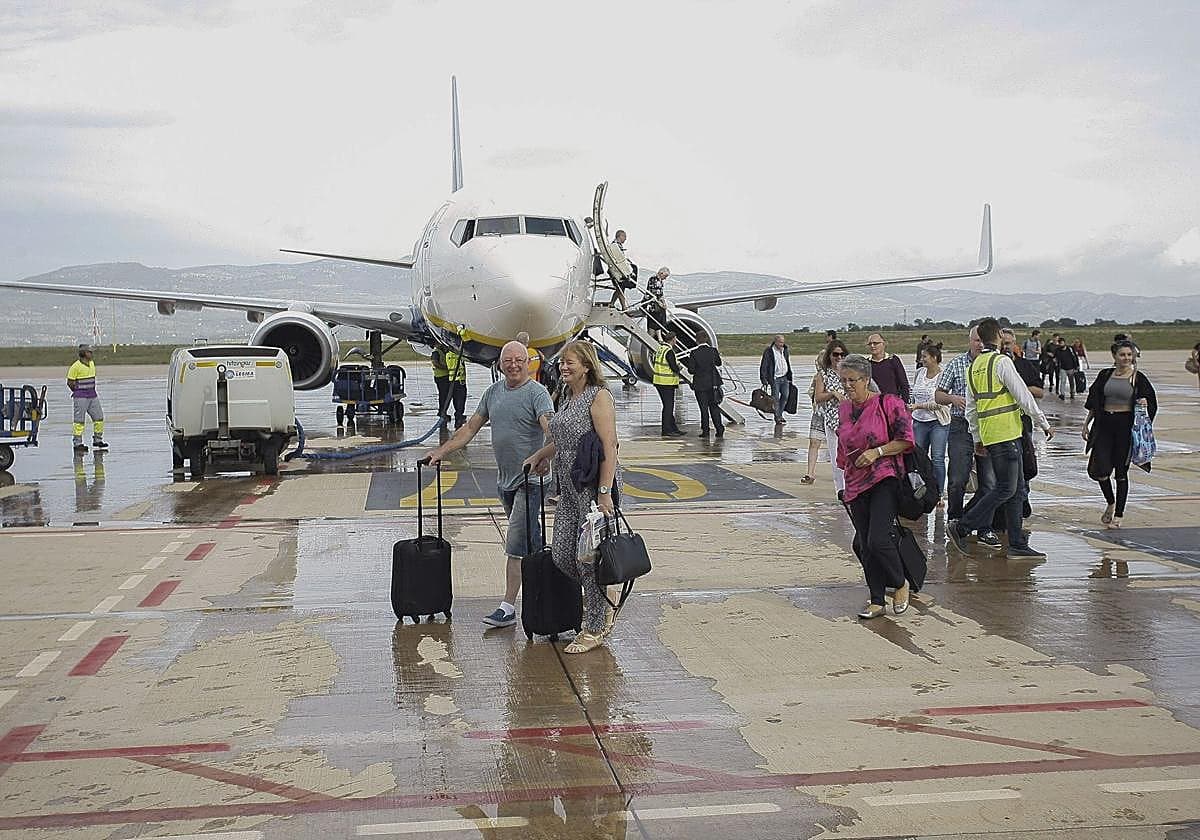 La UE obligará a las aerolíneas a incluir la maleta de mano en su tarifa de base