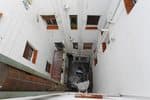 Terremoto en las comunidades de vecinos: los ayuntamientos ya multan con hasta 3.000 euros por los extractores de humo orientados al patio