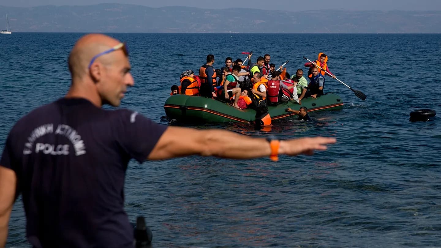 Migrantes, Grecia sigue a Italia y considera un centro de retornos para 2027