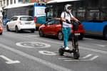 Renfe vuelve a permitir el transporte de patinetes eléctricos a bordo de sus trenes a partir de este lunes