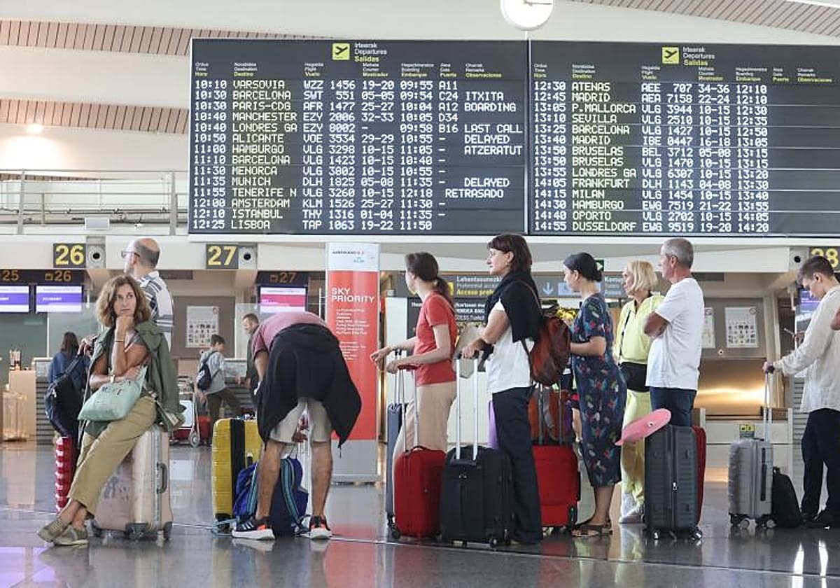 Cazan por sus vuelos desde Loiu a una mujer que engañó a Lanbide para cobrar 15.000 euros de la RGI