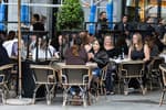 El Gobierno cambia las normas y bares y restaurantes cobrarán un importe extra por las botellas a partir de noviembre