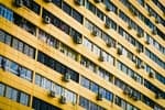 Muchos propietarios no lo saben: el aire acondicionado en la fachada puede acabar en multa de hasta 3.000 euros