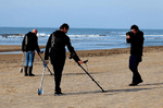 La Junta de Andalucía lo confirma: multas de hasta 150.000 euros por usar detectores de metales en las playas