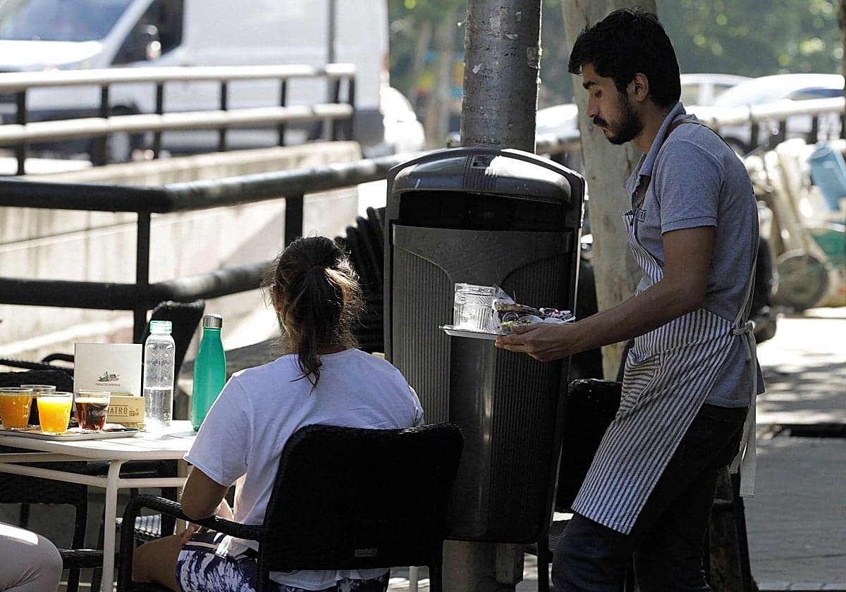 Los jóvenes se quedan atrás en la recuperación del empleo y más de 460.000 siguen en paro