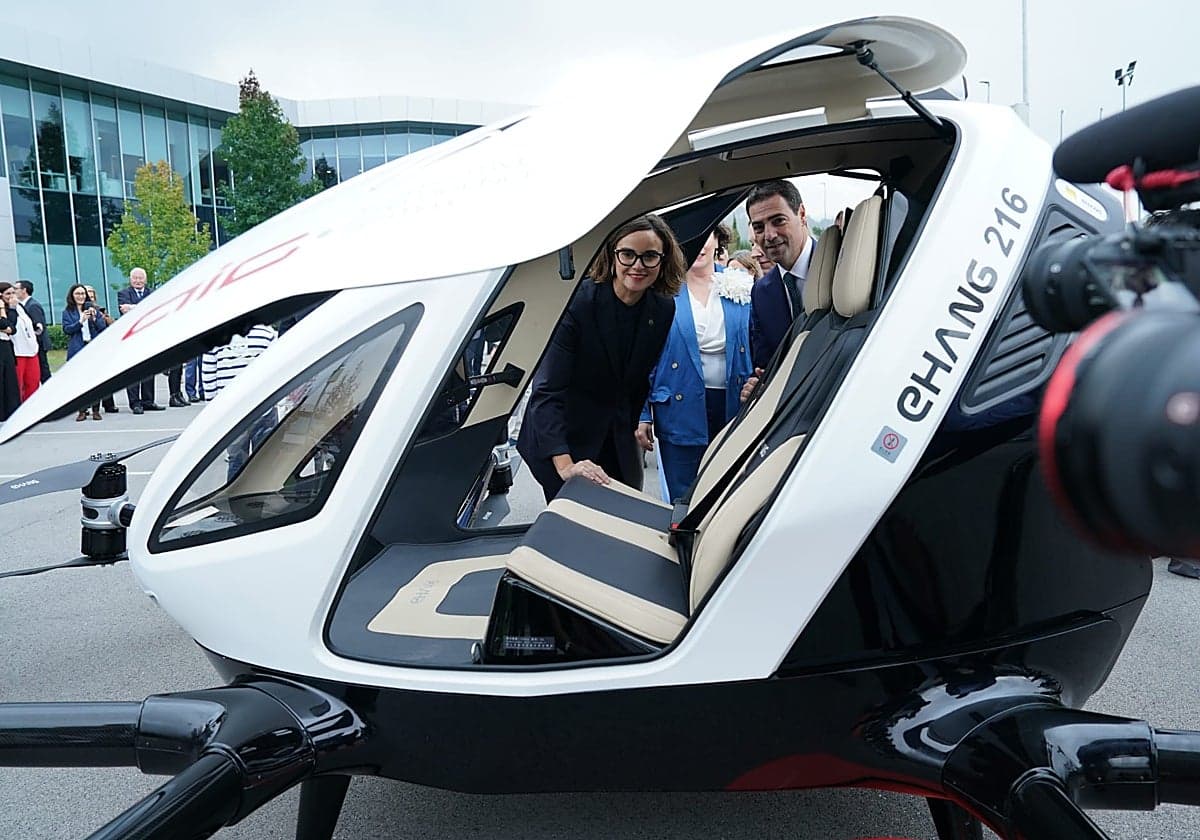 Así es el coche volador chino que observan Pradales y Etxanobe