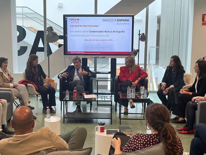 El gobernador del Banco de España visita la UCLM para conocer el desarrollo del programa pionero de educación financiera