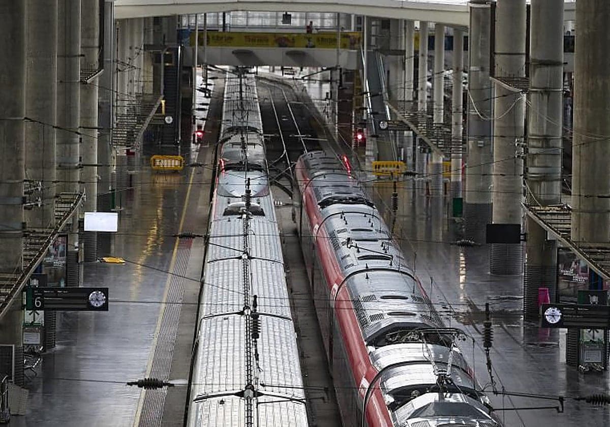 La CNMC pide a Adif que cobre menos a las operadoras de alta velocidad en las líneas a Málaga y Barcelona