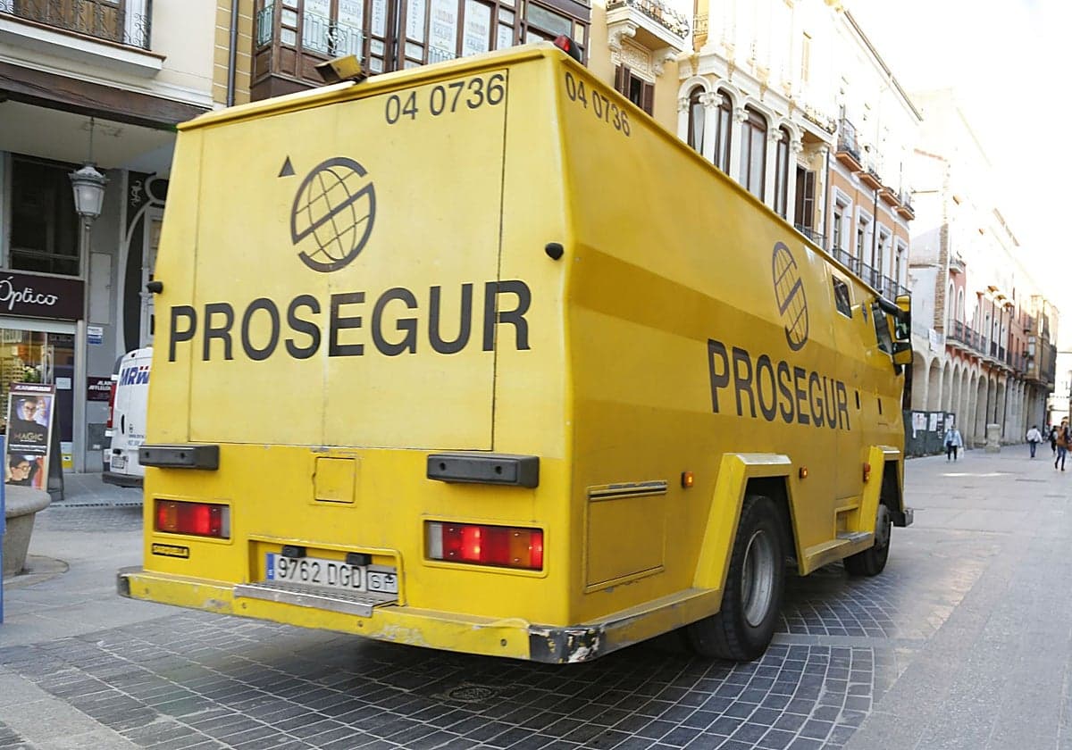 Reconocen como enfermedad profesional la lesión en el hombro de un vigilante vizcaíno por cargar sacos de dinero