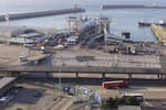 Un grupo de manifestantes encapuchados bloquea el acceso al puerto inglés de Dover