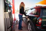La ayuda del Gobierno no contiene la escalada: llenar el depósito es hoy 12,5 euros más caro que hace un año en gasolina y casi 23 en diésel
