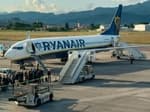 El gran problema de las escaleras delanteras de los Boeing 737 de Ryanair: estrechas y empinadas, con 360 caídas