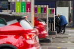 La gasolina toca un nuevo máximo anual tras once semanas de alzas y el diésel retoma las subidas