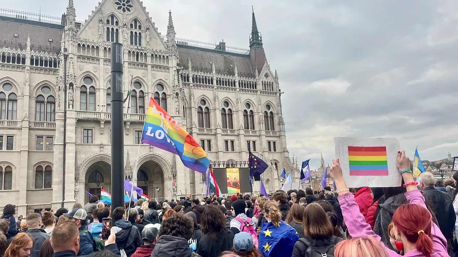 Hungría, cambio en los derechos LGBTQ+: el Parlamento desmantela las restricciones de Orbán. Bruselas desbloquea 4,2 mil millones