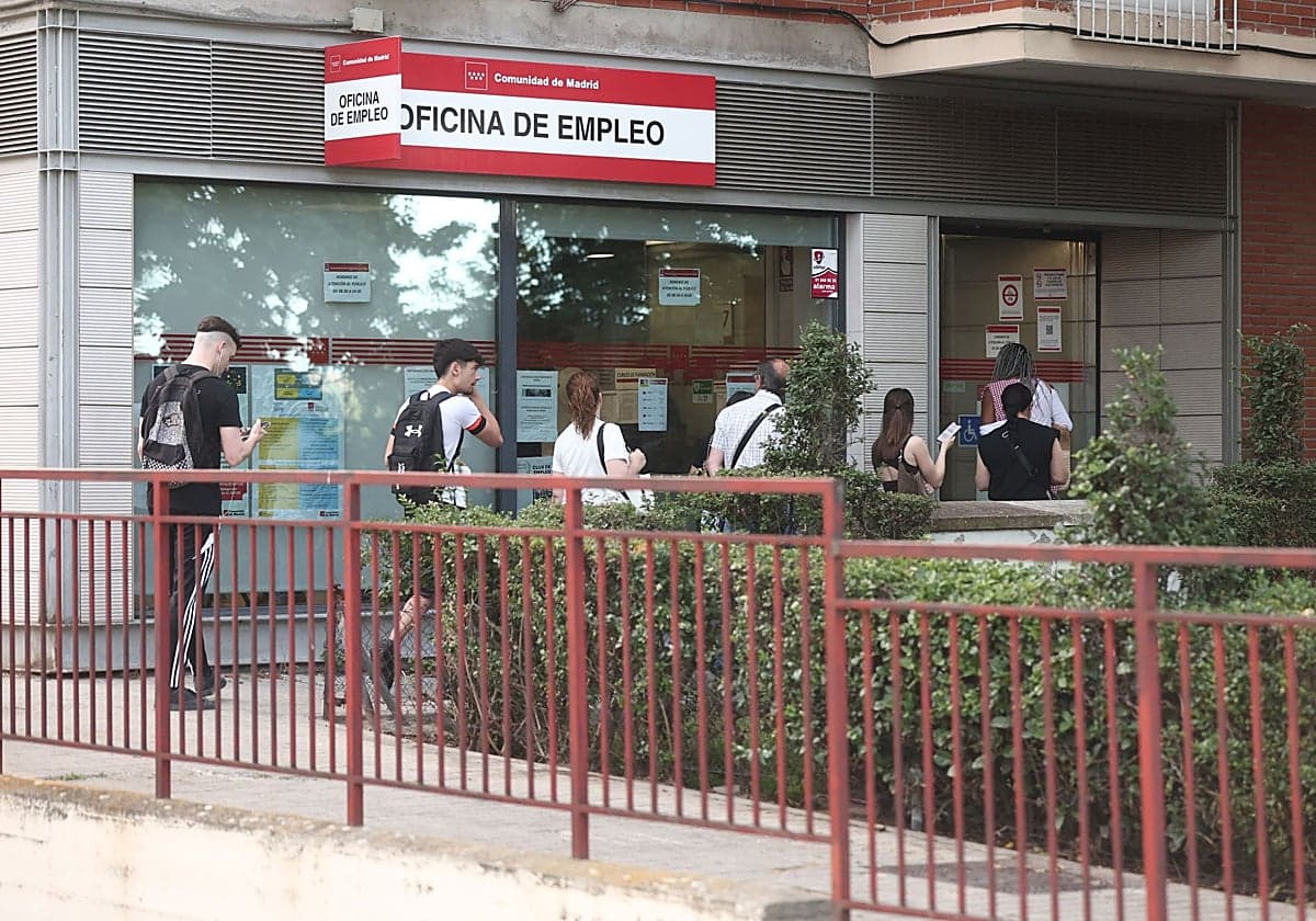 La regularización de extranjeros lleva la afiliación a máximos pero impulsa la mayor subida de paro desde 2008