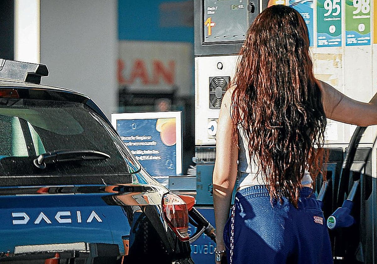El diésel baja hoy diez céntimos el litro mientras que la gasolina sube cinco