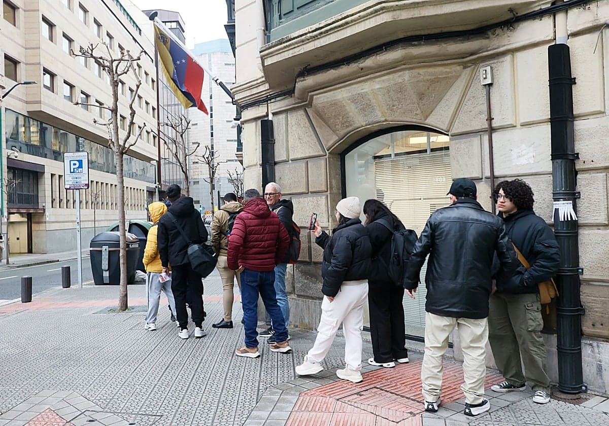 Los inmigrantes de entre 30 y 50 años de origen latinoamericano marcan el perfil de solicitantes de regularización en el País Vasco