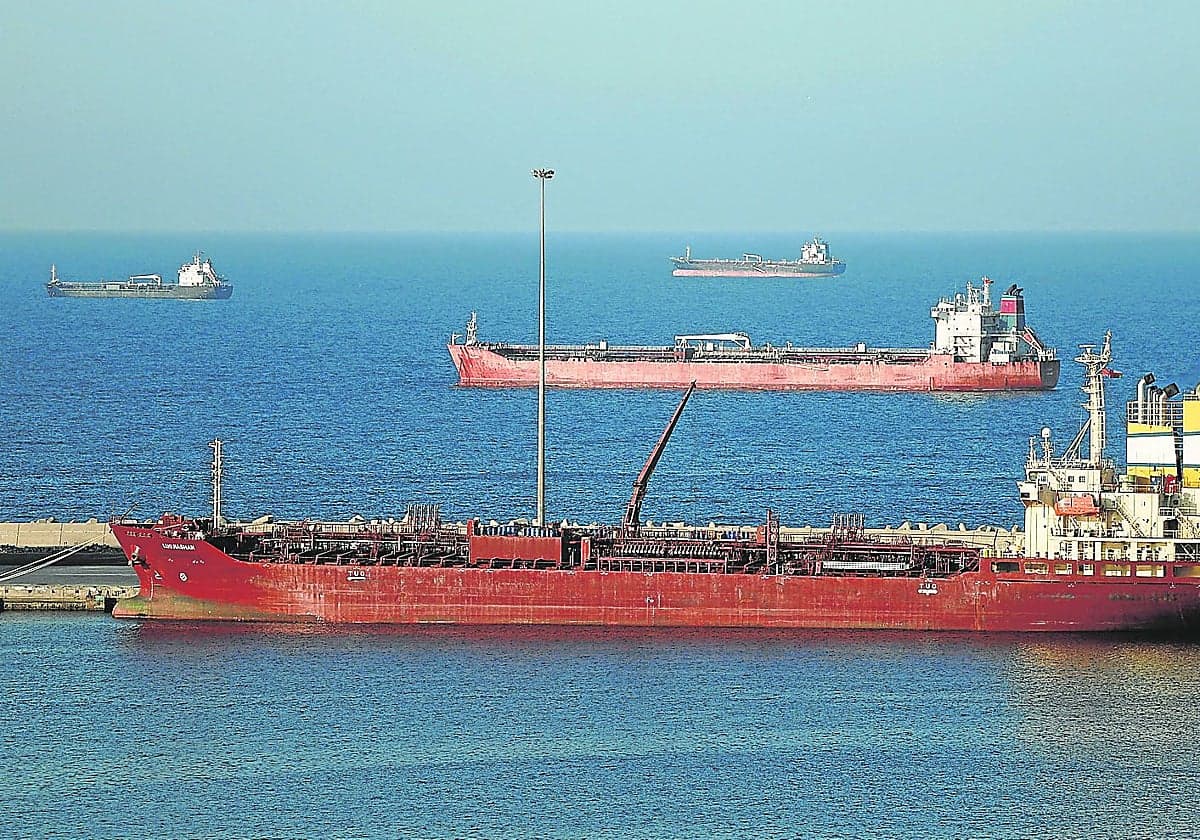 El doble golpe del petróleo a Europa: un 60% menos de combustibles y fletes cuatro veces más caros