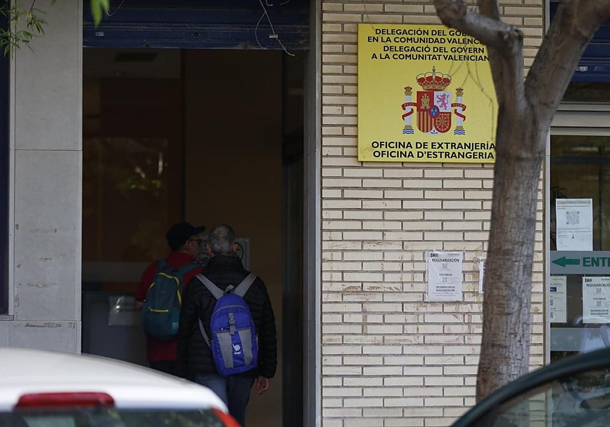 Expedientes a 10 euros para salvar el aluvión de peticiones de regularización