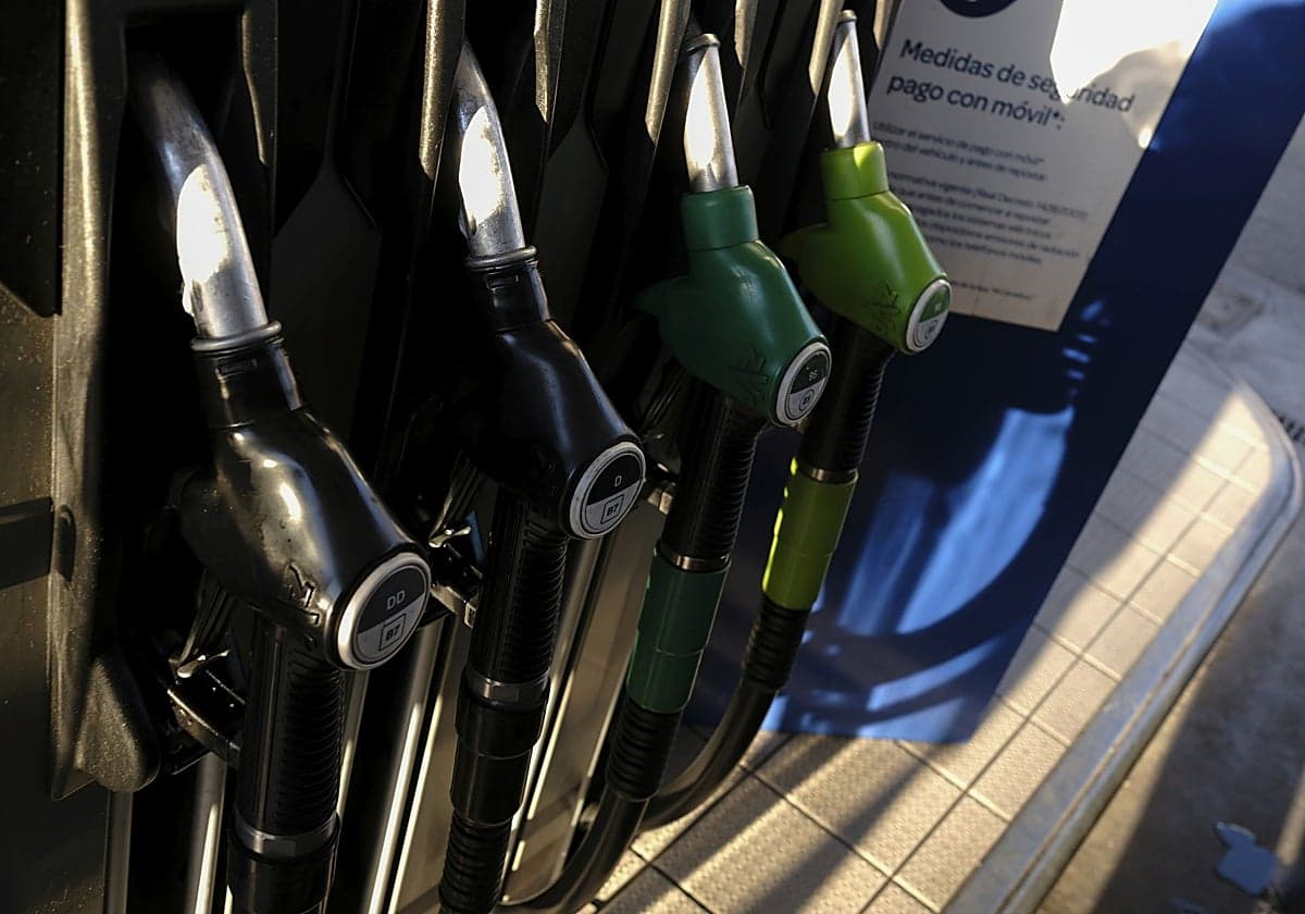 La gasolina rompe 13 semanas de subidas y cae un 4,6% tras la nueva rebaja fiscal