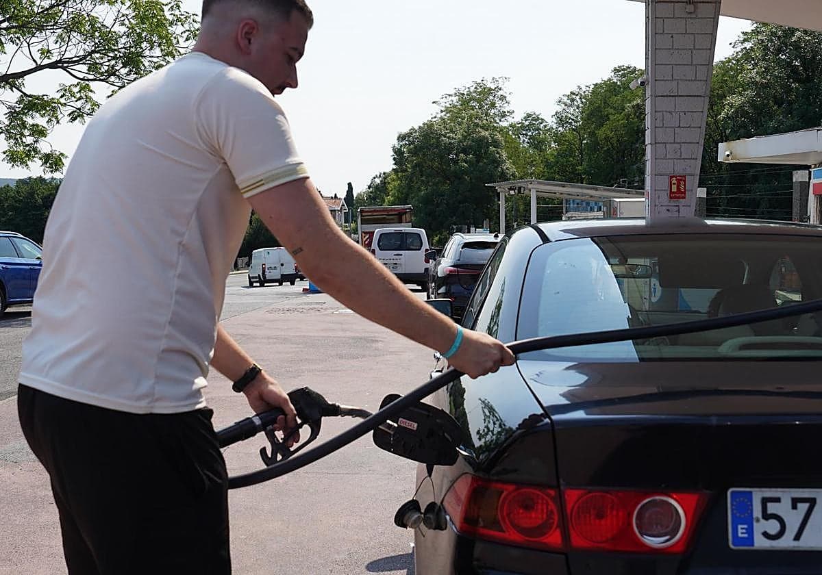 El combustible se encarece más de 6 céntimos por litro desde este sábado: el recorte de la ayuda del Gobierno en plena operación salida