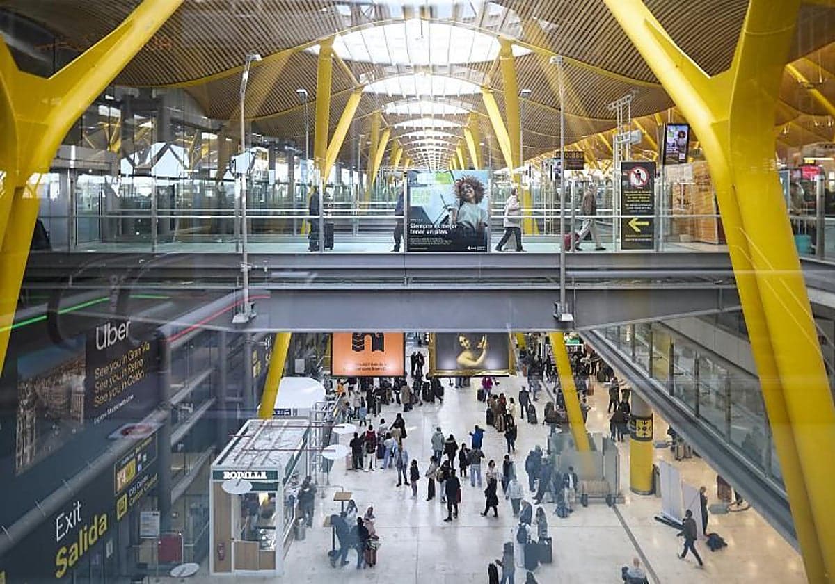 El Gobierno desoye a Competencia y a las aerolíneas y aprueba la subida de tasas de Aena