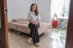 La crisis del alquiler empuja a los jóvenes vivir en hogares sin zonas comunes: "Ninguno de los pisos que encontraba tenía salón"
