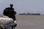 El precio del petróleo se dispara más de un 7% y supera los 100 dólares por primera vez desde mayo al recrudecerse la guerra en Oriente Medio