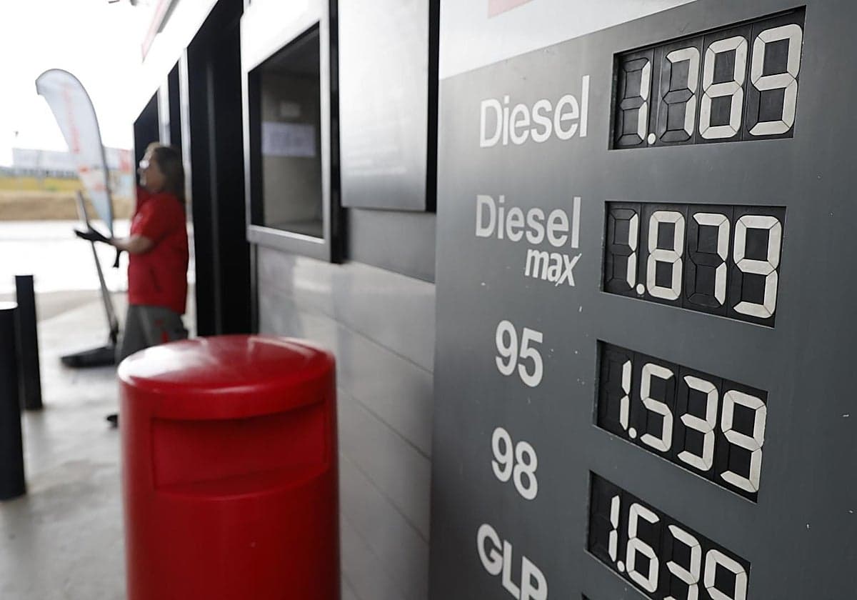 Los conductores se refugian en las gasolineras 'low cost' tras repuntar el precio más del 5% con el fin de las ayudas