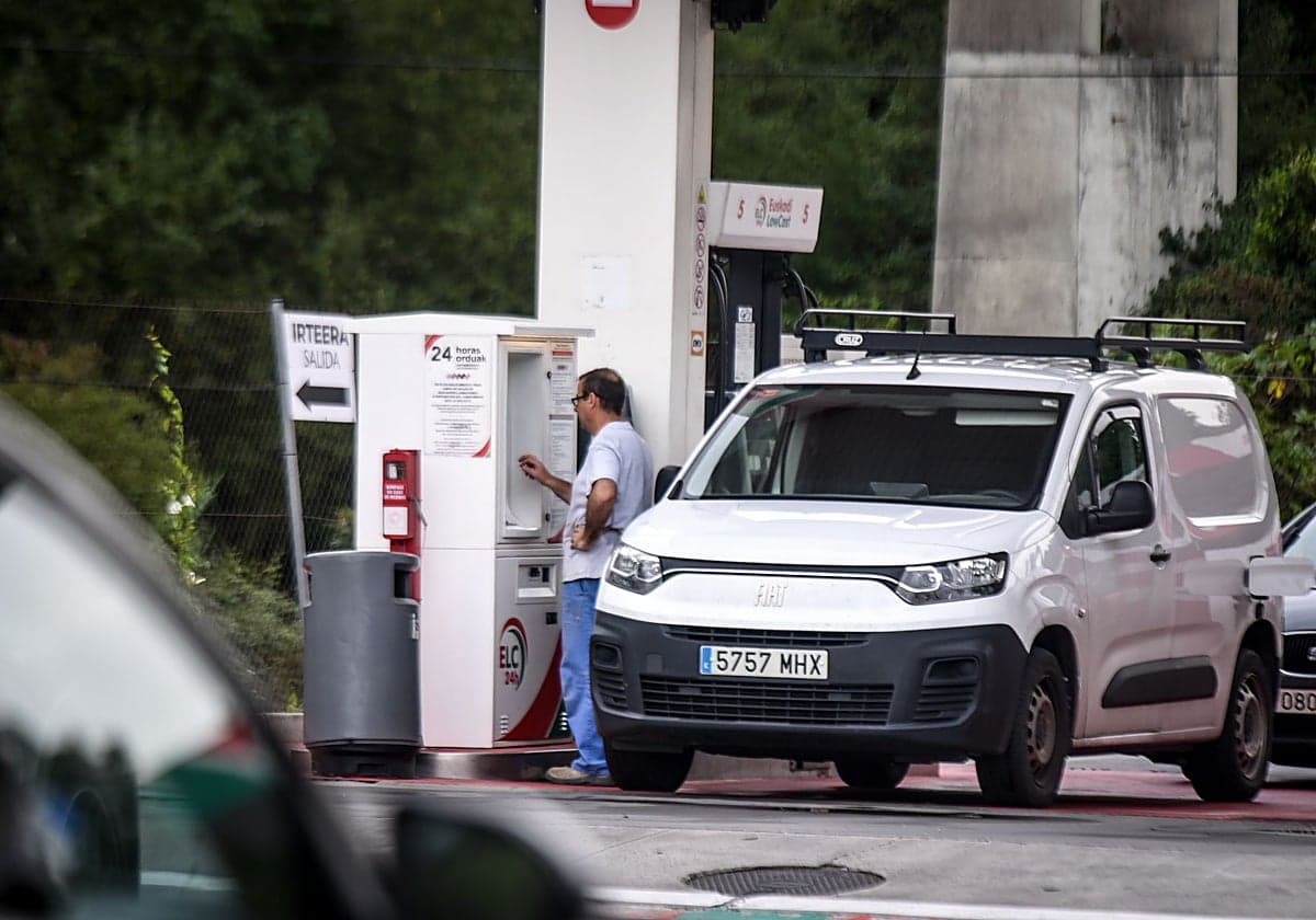 La subida de los carburantes, las legumbres y el pescado tensionan el bolsillo de los vascos