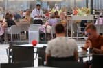 La inflación redibuja el mapa de las vacaciones: los españoles ya gastan más en dormir que en comer fuera